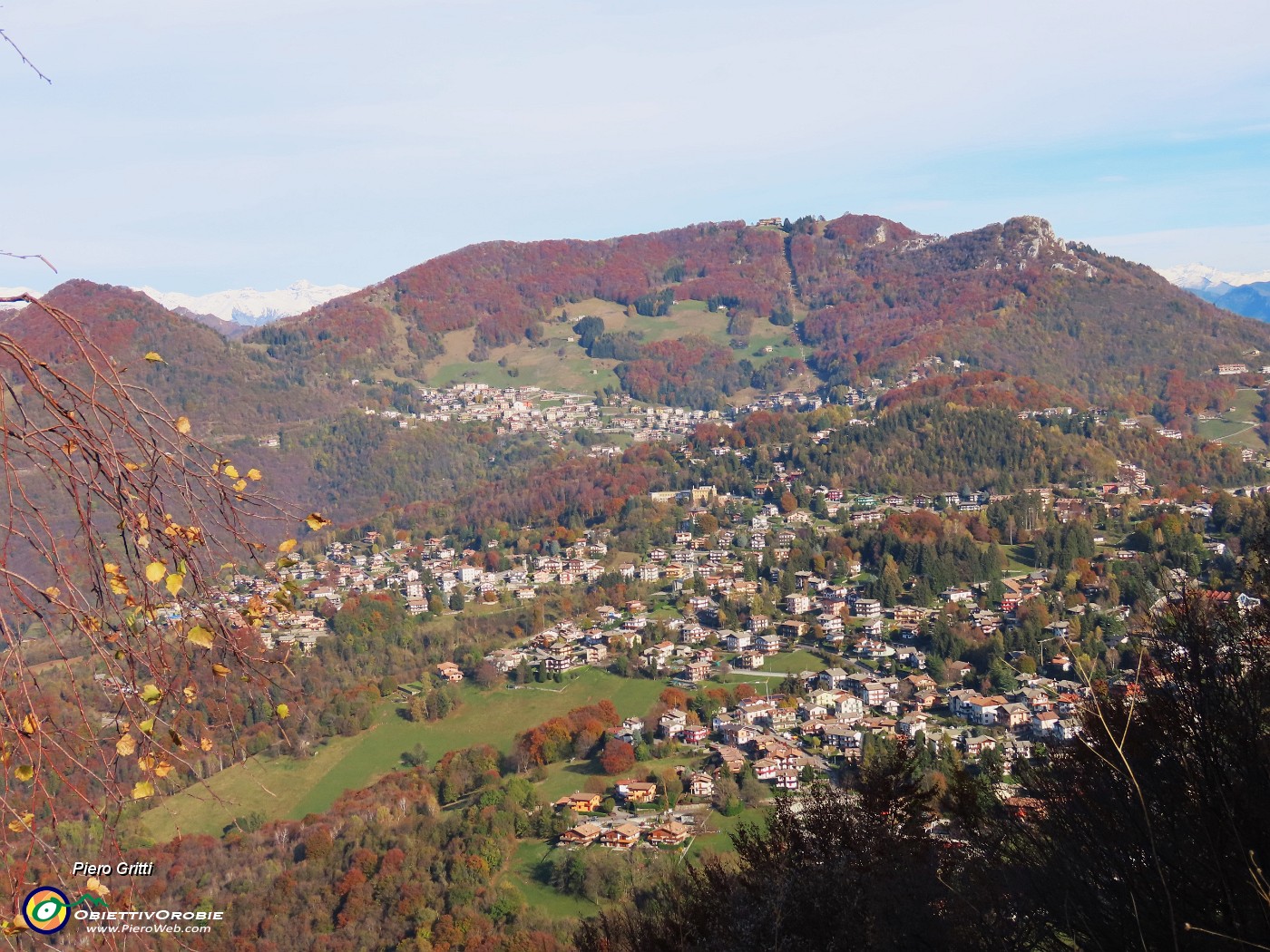 10 L'autunno splende sull'altopiano di Selvino-Aviatico con monti Cornagera-Poieto.JPG